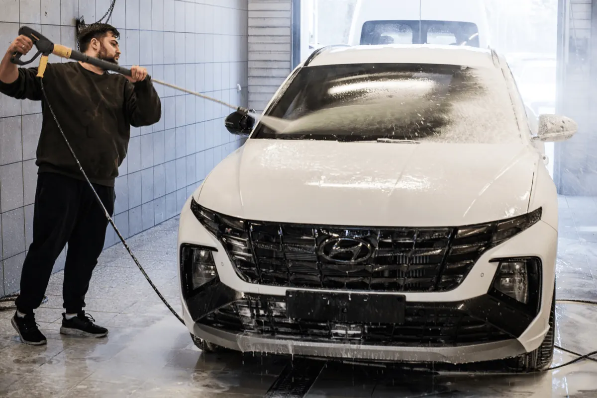 Mycie Hyundaia aktywną pianą w myjni Auto GT
