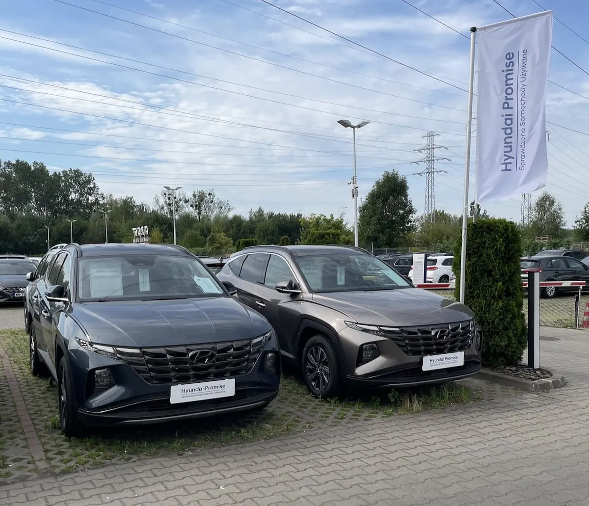 Dwa Hyundaie Tucson na placu Auto GT