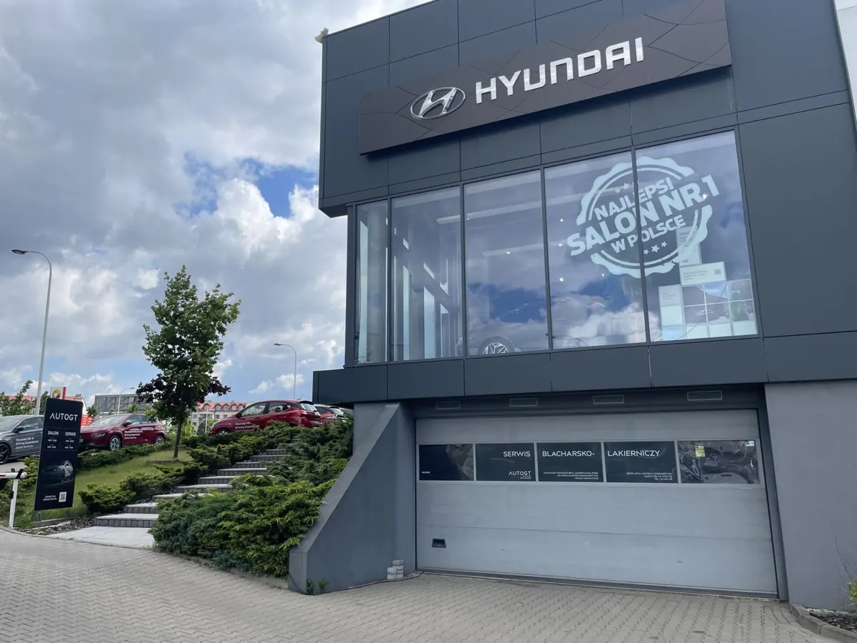 Budynek salonu Auto GT przy Połczyńskiej 95, wjazd do blacharni