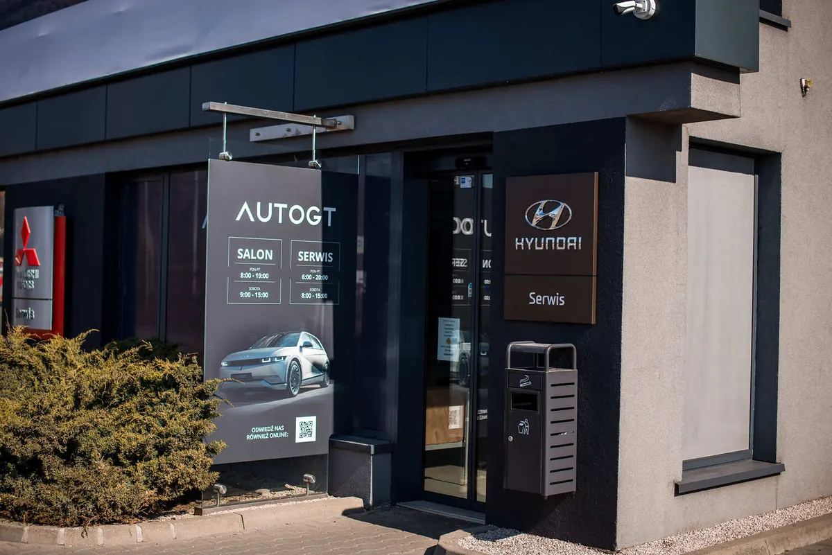 Wejście do salonu Auto GT przy ulicy Połczyńskiej 95