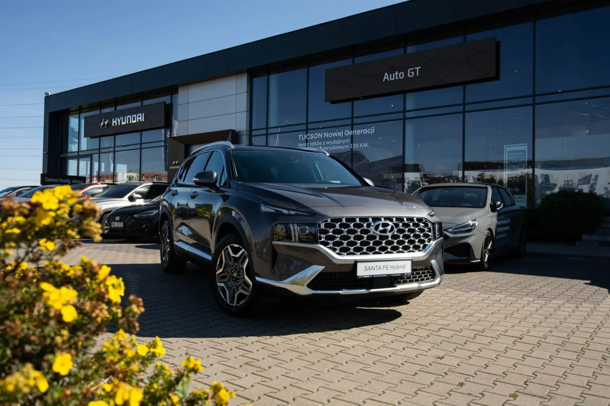 Hyundai Santa Fe przed salonem Auto GT przy ulicy Połczyńskiej 95 w Warszawie