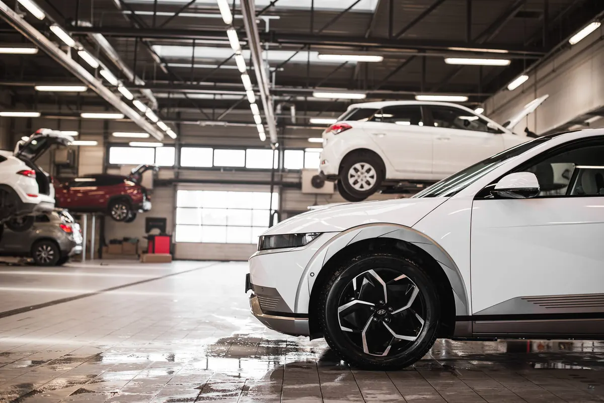 Hala serwisowa Auto GT z Hyundaiem IONIQ 5 na stanowisku