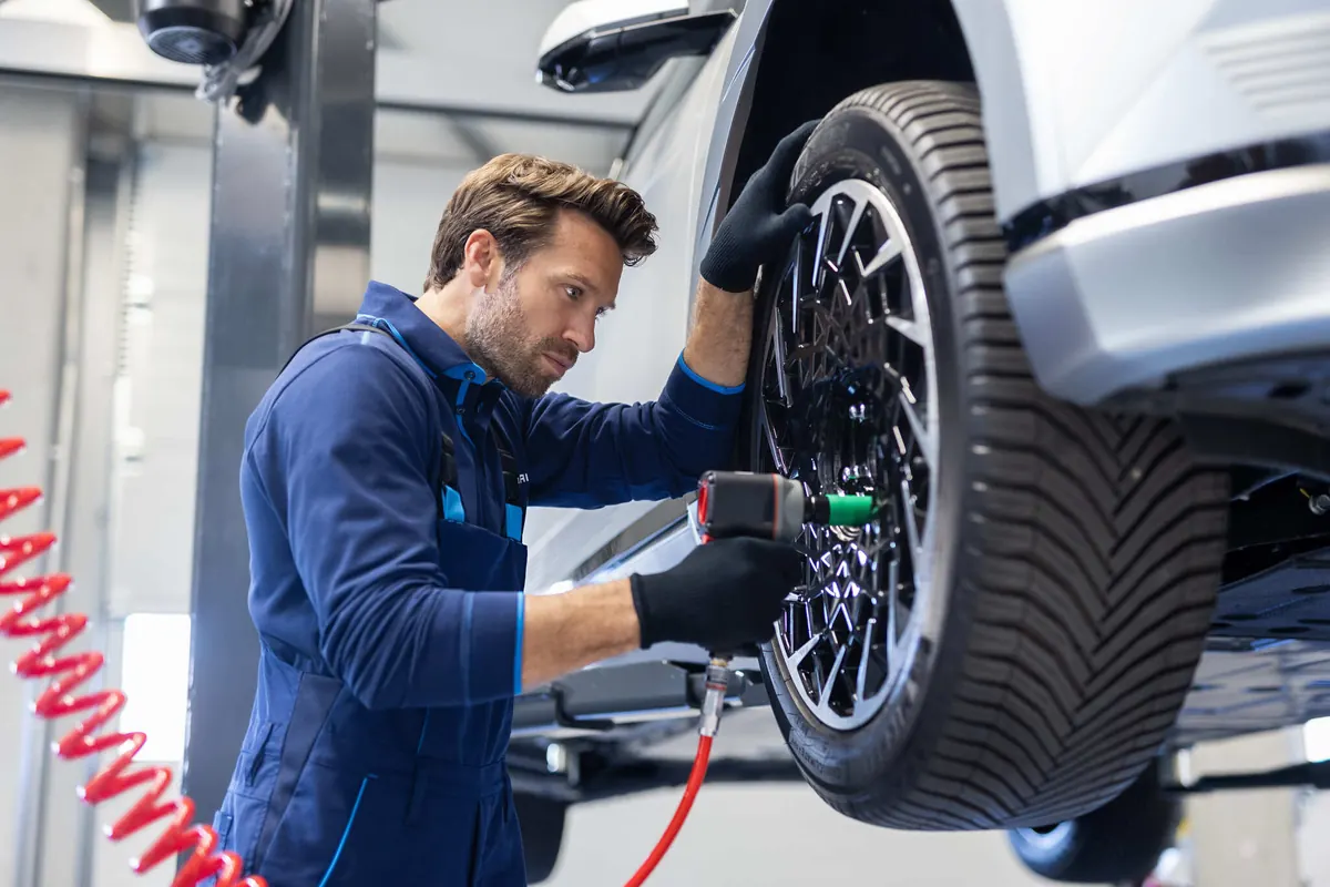 Mechanik wymienia koło w serwisie Hyundai