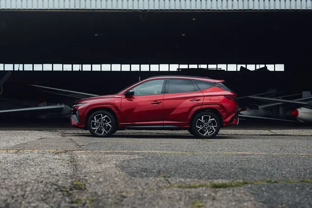 Hyundai Tucson na płycie lotniska