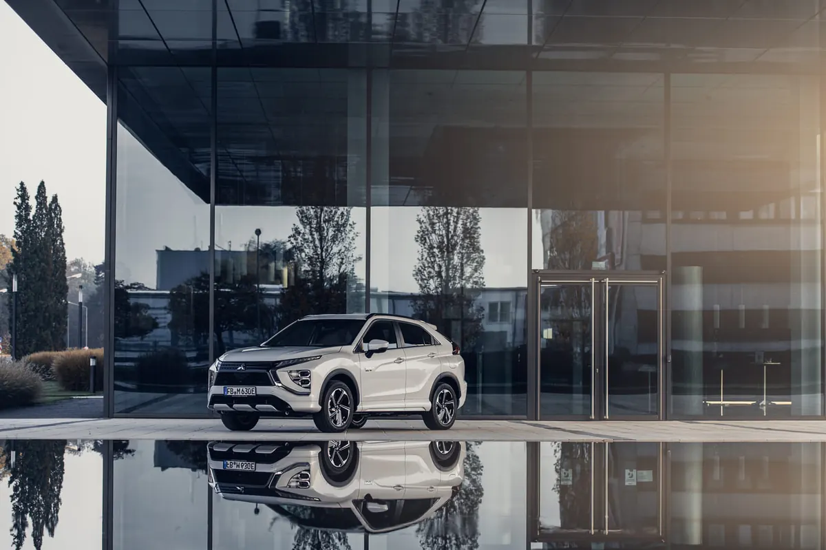 Mitsubishi Eclipse Cross przed szklanym budynkiem