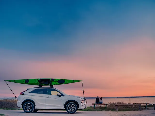Mitsubishi Eclipse Cross z kajakiem na dachu nad jeziorem